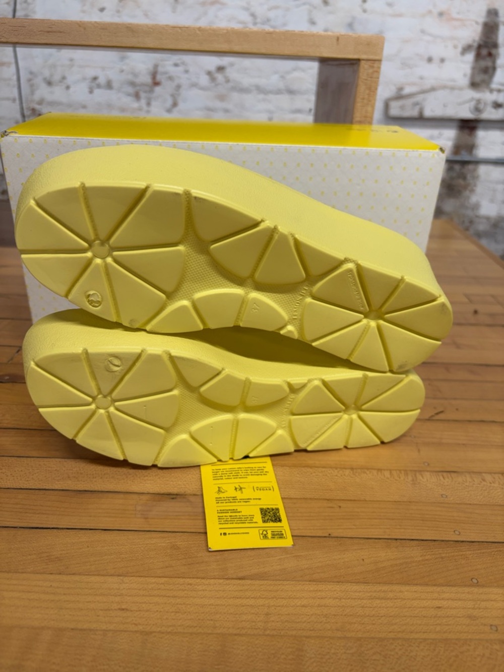 Lemon Jelly Lemonade Yellow Platform Slide Sandals - Picture 4 of 4
